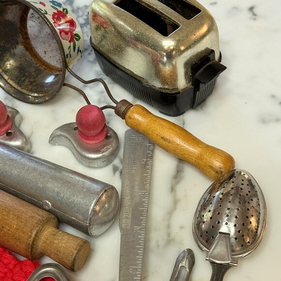 Retro Cookie jar Filled with retro kitchen utensils - Picture 14 of 17